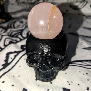 Black skull holder with pink quartz sphere